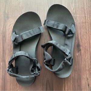Women’s sz 8 Teva original universal sandals